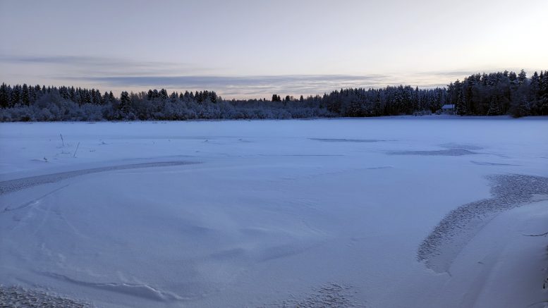 Vahtolanlahti on kooltaan noin 6,6 hehtaarin suuruinen vesistö Kiiminkijokisuistossa Martinniemessä. Lahti on rehevöitynyt ja madaltunut vuosikymmenten saatossa. Vahtolanlahteen johtaa kaksi noin puolen kilometrin mittaista ja 10-15 metrin levyistä pääuomaa Kiiminkijoesta ja noin kolmen metrin levyinen pääoja itäpuolelta. Kuva: Tomi Hoikka