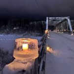 Kiiminkijoen ylittävä silta Alakylässä oli upeasti jäälyhtyjen koristama. (Kuva: Anna Saikkonen)