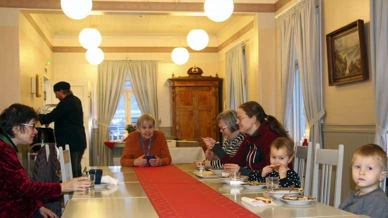 Joulupuuroa maistelemassa Ruuben (oik.), Iisa ja Sari Määttä, Pirjo Hätälä, Ritva Tolonen ja Päivi Kaikkonen (vas.).