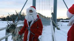 Joulupukki avasi Jakkukylän riippusillan virallisesti käyttöön tänään maanantaina.
