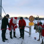 Joulupukki leikkasi sillan avajaisnauhan poikki. Nauhaa pitelevät kunnanvaltuuston puheenjohtaja Johannes Tuomela ja kunnanjohtaja Ari Alatossava.