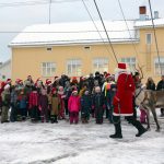 Jakun koulun oppilaat lauloivat sillan avajaisissa Jakkukylä-laulun.