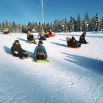 Helmikuu. Yli-Iin Vatukkakoskentien mäenlaskupaikkaa kunnostettiin talkoovoimin ja myös kaupunkia houkuteltiin mukaan paikan kehittämiseen. Yli-Iin koulun oppilaat olivat nauttimassa mäenlaskusta kirpsakassa pakkassäässä. (Kuva: Teea Tunturi)