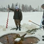 Manu Soininmäki ja Tomi Jokivirta narraavat mateita Villenniemen edustalla Eränkävijät-ohjelmassa sunnuntaina.