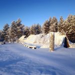 Yöpyjät saivat kokea kivikauden yön pakkasineen kaikkien aikojen ensimmäisessä avoimessa talviyöpymisessä Kierikin kivikauden kylässä. (Kuva: Sami Viljanmaa)