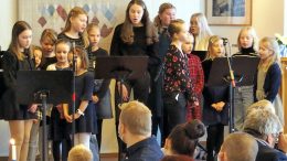 Kansalaisopiston lasten lauluryhmä esitti Kari Rydmanin säveltämän ja tunnetuksi tekemän Niin kaunis on maa -kappaleen.