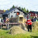 Syyskuu. Alavuoton perinnepäivä vietettiin Ylikiimingissä jo yhdeksättä kertaa. Perinnepäivän ohjelmaan mahtui tänä vuonna muun muassa haitarimusiikkia, perinteisiä työnäytöksiä ohran puinnista maidon halkaisuun sekä maatilan eläinten ihmettelyä. (Kuva: Terhi Ojala)