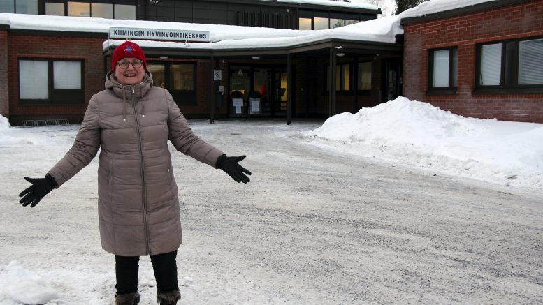 Lähipalveluiden säilyttäminen nousi historiallisissa aluevaaleissa merkittäväksi asiaksi. – Näistä palveluista meidän on syytä pitää huolta, toteaa Anneli Näppä vaalien jälkeisenä aamuna Kiimingin hyvinvointikeskuksen pihamaalla. (Kuva: Teea Tunturi)