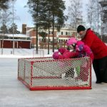 TAMMIKUU. Asukasillat käynnistyivät vuoden alkajaisiksi eri puolilla Oulua etäkokouksina teemalla, mitä eri kyläkulmilla halutaan. Liikuntamahdollisuuksien lisääminen nousi monin paikoin toivelistan kärkeen. Martinniemen koulun kentällä luistalemassa tammikuussa Sirpa Pietilä lastenlasten kanssa. Myöhemmin asukasiltojen pidossa havaittiin, että etäasukasillat eivät tavoita kovin hyvin kuntalaisia.