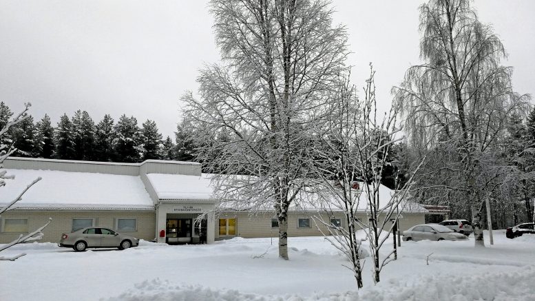 Jokainen hyvinvointialue suunnittelee omat toimintamallinsa, lähialuepalvelut, sähköiset palvelut ja keskitettävät palvelut. Tulevaisuudessa aluevaltuutetut päättävät, millaisia palveluita sosiaali- ja terveyspuolella sekä pelastustoimella on esimerkiksi Yli-Iissä tarjolla. (Kuva: Teea Tunturi)