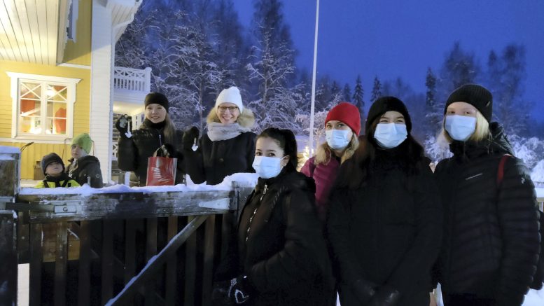 Kiiminkipuiston koulun yrittäjyyskasvatuksen kurssilaiset ilahduttivat Mansikkamaan päiväkodin väkeä tekemillään heijastimilla. (Kuva: Eetu Tyni)