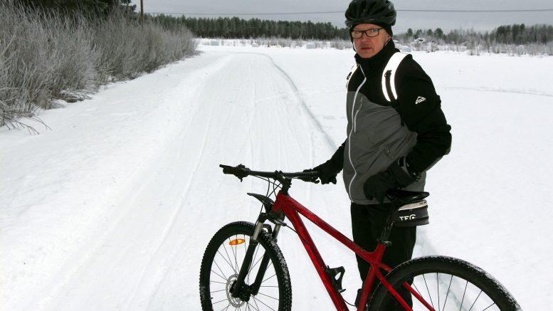 Jussi Niemelän tekemä Pohjukkaojan reitti Yli-Iissä tarjoaa maastossa liikkujalle monipuoliset maisemat. Reitti kulkee osin metsässä osin peltoaukealla. Niemelä pitää reittiä yllä omalla kustannuksellaan. Oulun kaupunki ei ole ainakaan toistaiseksi ollut halukas osallistumaan reitin ylläpitokustannuksiin. (Kuva: Teea Tunturi)