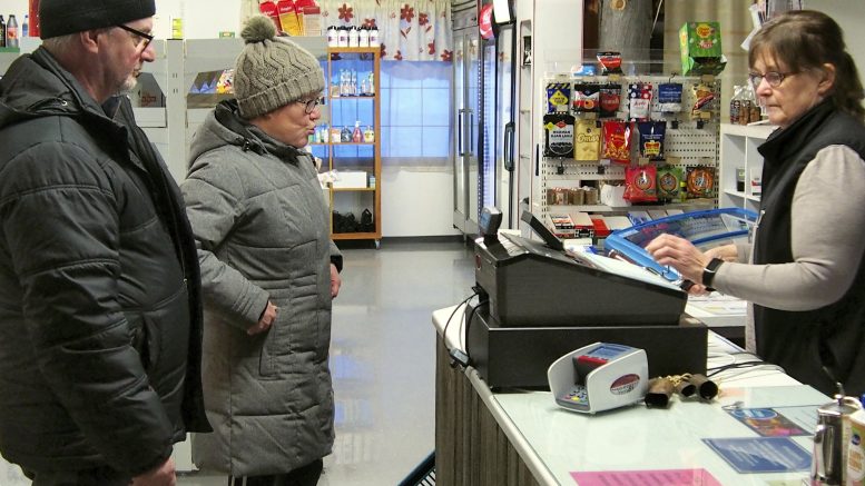 Veera Kuha palvelemassa Hannu Aholaa ja Marja Koppeloa. Veeran Puoti palvelee toistaiseksi torstaista sunnuntaihin. Keskitalvi on Oijärvellä kaupan hiljaisinta aikaa metsästyksen päätyttyä ja mökkiläisten siirryttyä talveksi pois kylältä.