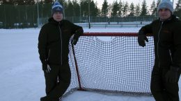 Raimo Korpela ja Ville-Antti Jaakkola sekä lukuisat muut jääliläisyrittäjät ovat todella pettyneitä siihen, millaisessa kunnossa Jäälin luistelukentän ja kaukalon ylläpito on. Yrittäjät haluaisivat vaikuttaa tilanteeseen rahallisella avustuksella, mutta järkevää avustustapaa on ollut haastava löytää. (Kuva: Teea Tunturi)