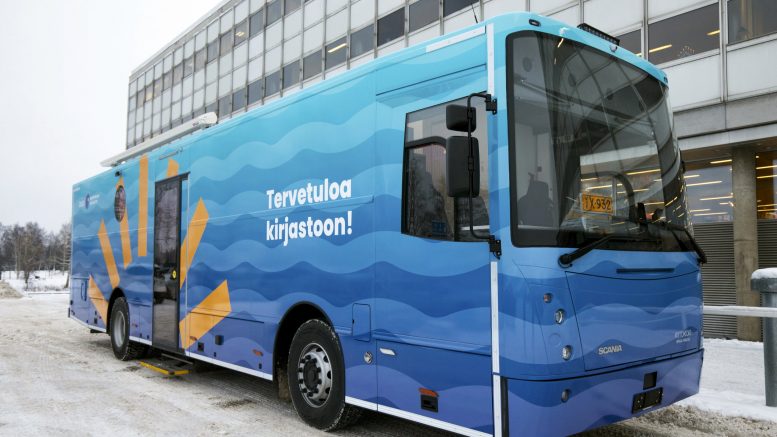 Oulun kaupunginkirjaston uusi kirjastoauto nähdään liikenteessä eri puolilla Rantapohjan aluetta. (Kuva: Sanna Krook)
