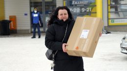 Anna-Mari Häyrynen arvelee, että postin palveluiden käyttö pelkästään netin välityksellä voi olla etenkin iäkkäämmille hankalaa.