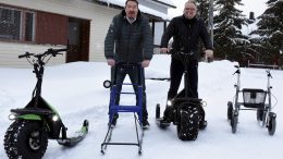 Skick sähköpotkukelkan keksijä ja idean isä Markku Laatikainen (vas.) ja Mika Lahtinen E.S. Lahtinen Oy:stä testaamassa kulkupelejä. Lahtisen yritys tunnetaan muun muassa Esla-potkukelkoista ja rollaattoreista, nyt Etelä-Pohjanmaalla aletaan valmistaa myös Skickejä.