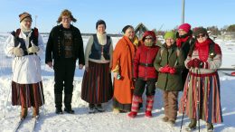 Leena Karvonen, Kullervo Kukkula, Tuula Haanpää, Leena Korpi, Anneli Lotvonen, Anni Jämsä, Tuija Matikainen ja Pia Pynttäri tulivat viettämään kansallispukuhenkistä laskiaista Kellon Kiviniemeen.