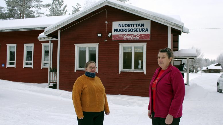 – Tervetuloa porokisoihin! Talkoolaisiakin vielä tarvitaan, toivottavat Nuorittan nuorisoseuran puheenjohtaja Tuula Märsy (oik.) ja porokisojen sihteeri Kaisa Valkola.