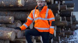 Kalle Junnikkala kertoo, että tämän vuoden aikana aletaan rakentaa korjuun, kuljetuksen ja metsänomistajien kumppanuusverkostoa uudelle Laanilaan rakennettavalle sahalle. (Kuva: Teemu Paloaho)