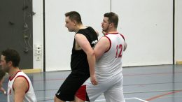 Molempien joukkueiden jykevät pelaajat KiiRin Tuukka Sorri (valk.) ja Ynnin Teemu Rikkola ottivat usein mittaa toisistaan.