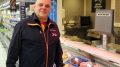 K-supermarket Aterian ohjaksista pois jäävä Petri Kumpulainen on ylpeä siitä, että monipuolinen palvelutiski on säilynyt kaupassa koko hänen uransa ajan. (Kuva: Teea Tunturi)