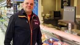 K-supermarket Aterian ohjaksista pois jäävä Petri Kumpulainen on ylpeä siitä, että monipuolinen palvelutiski on säilynyt kaupassa koko hänen uransa ajan. (Kuva: Teea Tunturi)