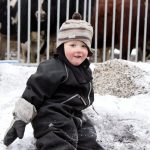 2,5-vuotias Jaakko matkalla lehmiä moikkaamaan.