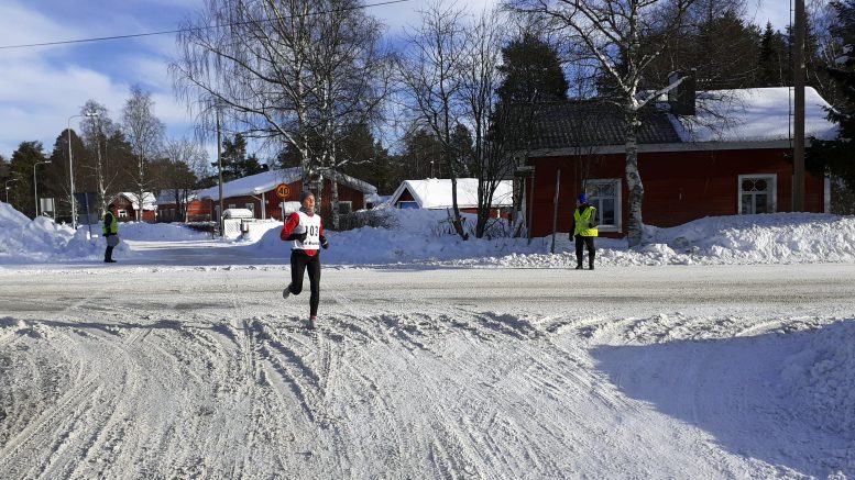 Iin Yrityksen testijuoksusarja käynnistyi koronatauon jälkeen. Kuvassa Anna-Elina Heikkinen tulossa Pappilantieltä.