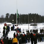 Vihreä lippu nostettiin salkoon Ylikiimingin koulun pihalla eilen. (Kuva: Atte Rautakoski)