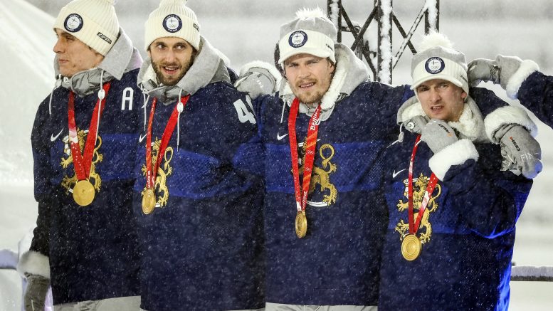 Atte Ohtamaa, Petteri Lindbohm, Mikko Lehtonen ja Sakari Manninen kultajuhlissa Helsingin Olympiastadionilla maanantaina. Kuva: Pasi Mennander/Suomen jääkiekkoliitto