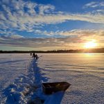 Eskarit tutustuivat kaveriluokkaansa Jäälinjärvellä kalastellen ja retkeillen. (Kuva: Anu Raninen)