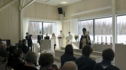 Tämä on onnen ja ilon päivä, totesi Piispa Jukka Keskitalo vihkiessään Pateniemen uuden seurakuntakodin. Tila sai nimekseen Ankkuri.