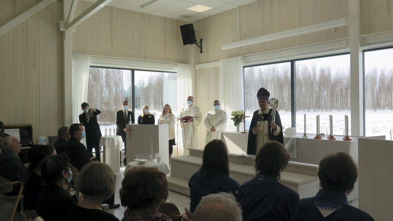 Tämä on onnen ja ilon päivä, totesi Piispa Jukka Keskitalo vihkiessään Pateniemen uuden seurakuntakodin. Tila sai nimekseen Ankkuri.