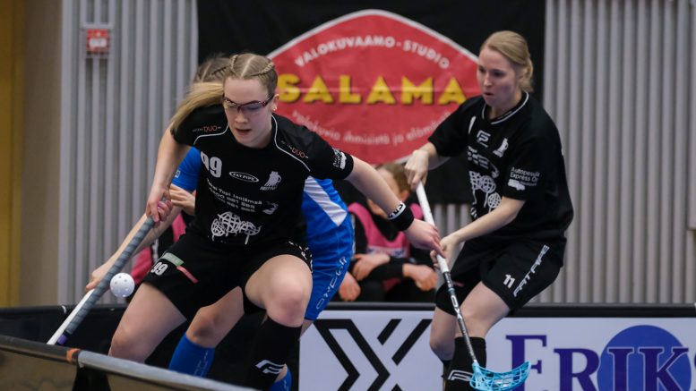 F-liiga karsinnassa HaHen Ilona Kotaniemi #99 ja Tuuli Koskinen #11. Kuva: Mats Granö