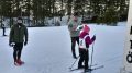 Jarmo Savilaakso lähettää Hilta Turtisen puolen kilometrin kisataipaleelle. Tanja-äiti kannustaa hiihtäjää.