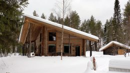 Päärakennus, liiteri ja rannan laavu ovat valmiina. Ensi kesänä pihaan valmistuu vielä puulämmitteinen sauna. Rakennukset ovat kellolaisen arkkitehti Heikki Kaikkosen suunnittelemia.