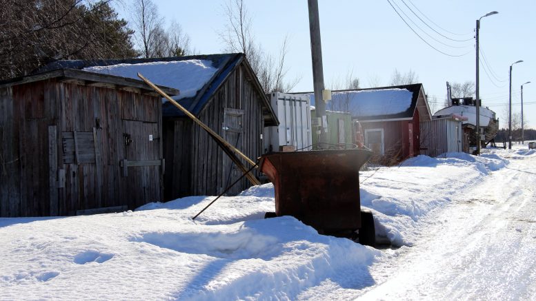 Mökkien pito satamassa edellyttää kaupungin lupaa. Mökit sijoittuvat jatkossa taaemmaksi laiturista. Purkukuntoiset mökit voidaan hävittää.