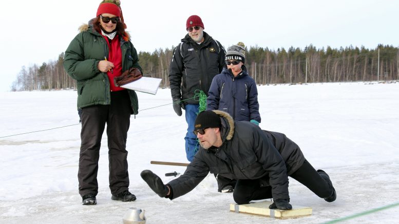 Jukka Sillankorvan tyylinäyte Marlinki-kisassa. Takana lasten sarjan voittaja Oliver Appel, kisaan osallistunut Teuvo Appel ja kisaa tuomaroinut Marja-Liisa Härmä.