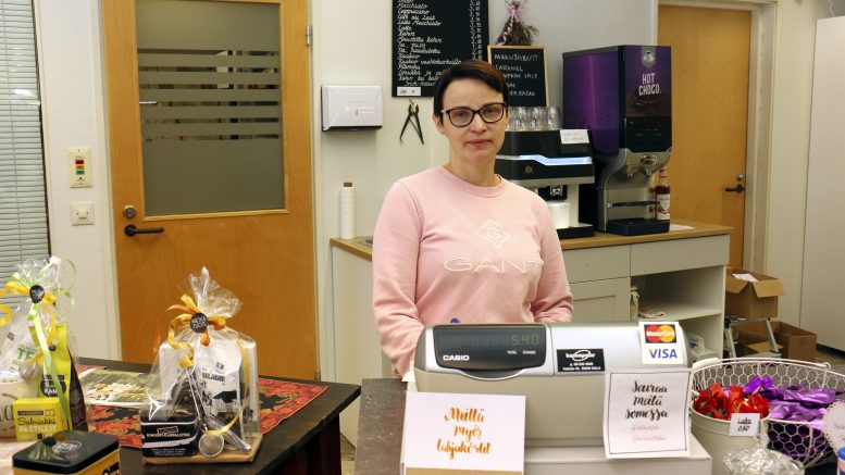Kaisa Korkala hoitaa Iin postipalveluita 23.3. alkaen Metkatuotteen myymälässä ja kahvilassa Haminantiellä.