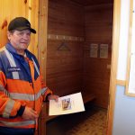 Kari Viitala kertoo, että talviuimareiden käytössä olevassa lämpimässä pukuhuoneessa on vieraskirja sekä ohjeita talviuimareille. (Kuva: Tuija Järvelä-Uusitalo)