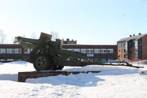 Entisellä kunnantalon tontilla Kirkkotien varrella seisova tykkimuistomerkki säilynee kutakuinkin sijoillaan jos ja kun kortteliin rakennetaan kerrostaloja.