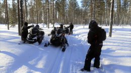 Tämän talven aikana ei moottorikelkkareittien kunnossapito ole jäänyt lumenpuutteesta kiinni, mutta pehmeä ja äärimmäisen upottava vitilumi on tuonut kelkkailijoille haasteita.