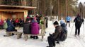Kalamäen laavulla Jäälissä järjestettiin alueen talvilomaviikon päätteeksi sunnuntaina latukirkko. Paikalle tultiin hiihtäen, kävellen tai potkuroiden. Autollakin pääsi noin kolmensadan metrin päähän kirkosta.