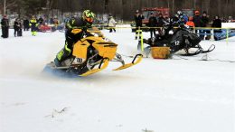 Etualalla haukiputaalainen Janne Hannus ja takana Joonas Laine alle 600-kuutioisten startissa.