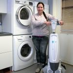 Taru Ylitalo on Iipajalla oppinut käyttämään ajantasaista puhtaanapitoalan kalustoa, kuten kuvassa näkyvää I-Mop-lattiapesuria.