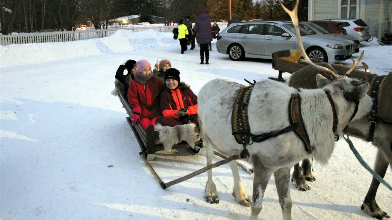 Emmi Forss, Fiia Paakki, Elma Siira ja Ellen Issakainen tykkäsivät poroajelusta ja myös heillä oli omat kepparit mukana tapahtumassa.