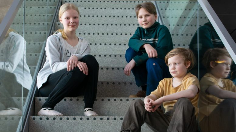 Riikka Jokikokko, Tuomo Tolvanen ja Blake Burrow ovat mukana viikonloppuna ensi-iltansa saavassa Billy Elliot -musikaalissa. Musikaalikokemus on ollut nuorista opettavainen ja mukava.