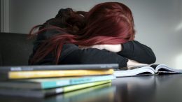 Yli puolet Oulun alueen lukiolaisista nukkuu alle 8 tunnin yöunet. Lyhyeksi jäänyt uni näkyy päivällä väsymyksenä ja tarkkaavaisuuden heikkenemisenä.