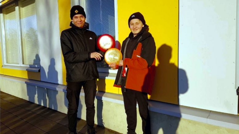 Frisbeegolfaajat Julius Juutinen ja Vilho Telkkälä Ylikiimingin koulusta harjoittelevat välitunnilla. Kuva: Aapo Laurila